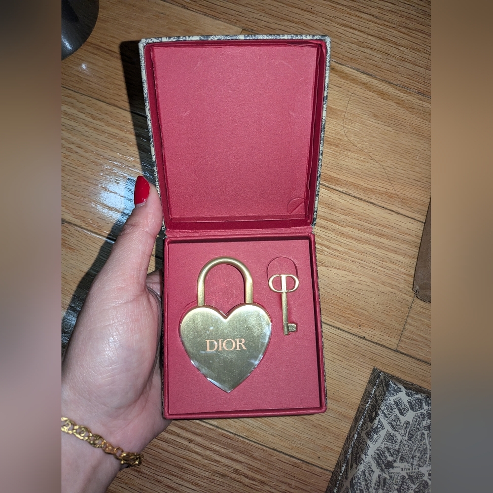 NEW IN BOX DIOR NOVELTY HEART LOCK WITH KEY - Picture 8 of 10